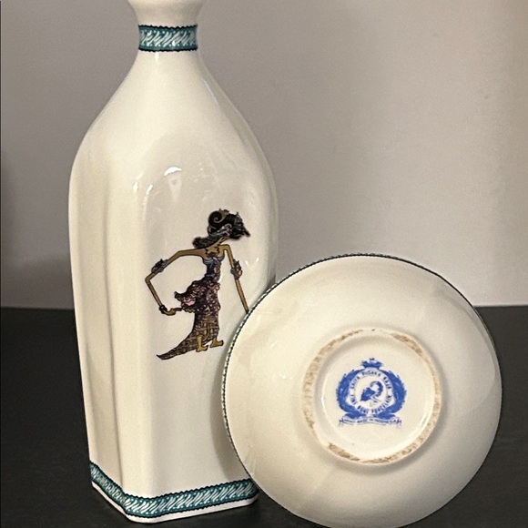 White Ceramic Vases with Artistic Design - Picture 3 of 7